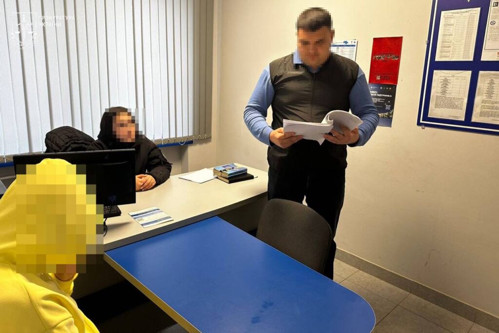 «Малювала» трудовий стаж: колишню чиновницю Білгород-Дністровської міськради упіймали на хабарництві