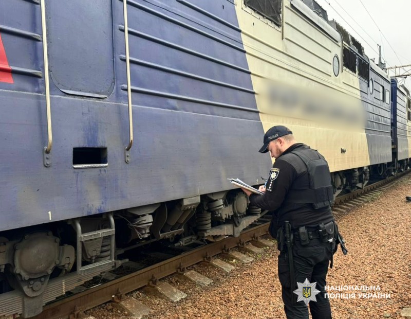 На залізничній станції «Одеса-Головна» поїзд наїхав на чоловіка, який лежав на коліях