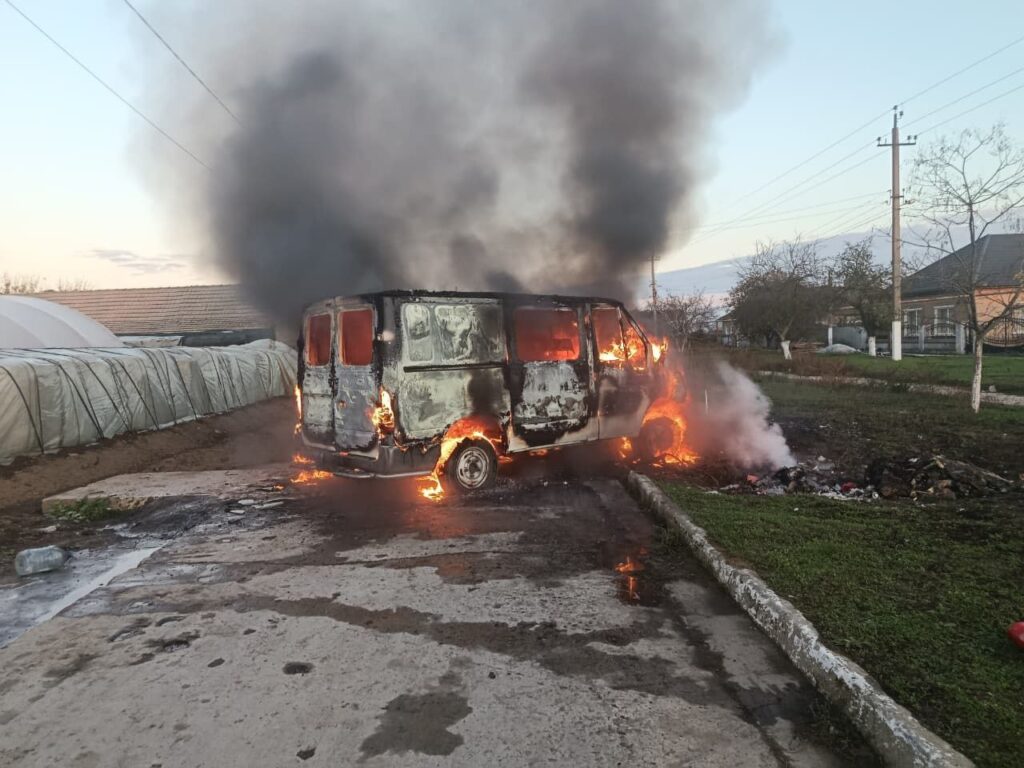 В Ізмаїльському районі через несправну проводку спалахнув автомобіль