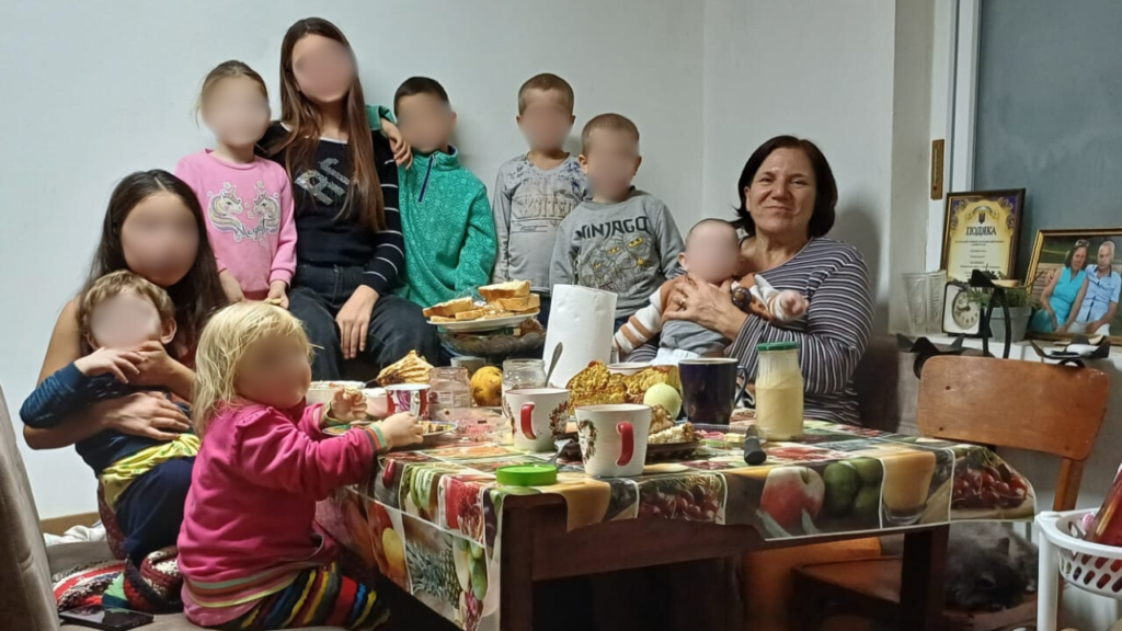 У нашому будинку завжди звучить дитячий сміх: про будні, труднощі та радощі першої патронатної родини в Рені