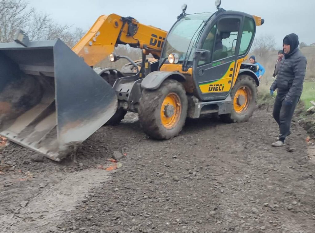 Буджацька громада опинилася на межі транспортної ізоляції: місцеві самі ремонтують дороги, щоб забезпечити проїзд
