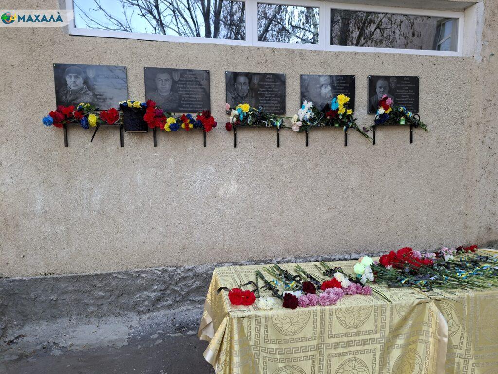 На стіні навчального закладу в селі Виноградівка Болградської громади відкрили три меморіальні дошки загиблим випускникам-військовослужбовцям