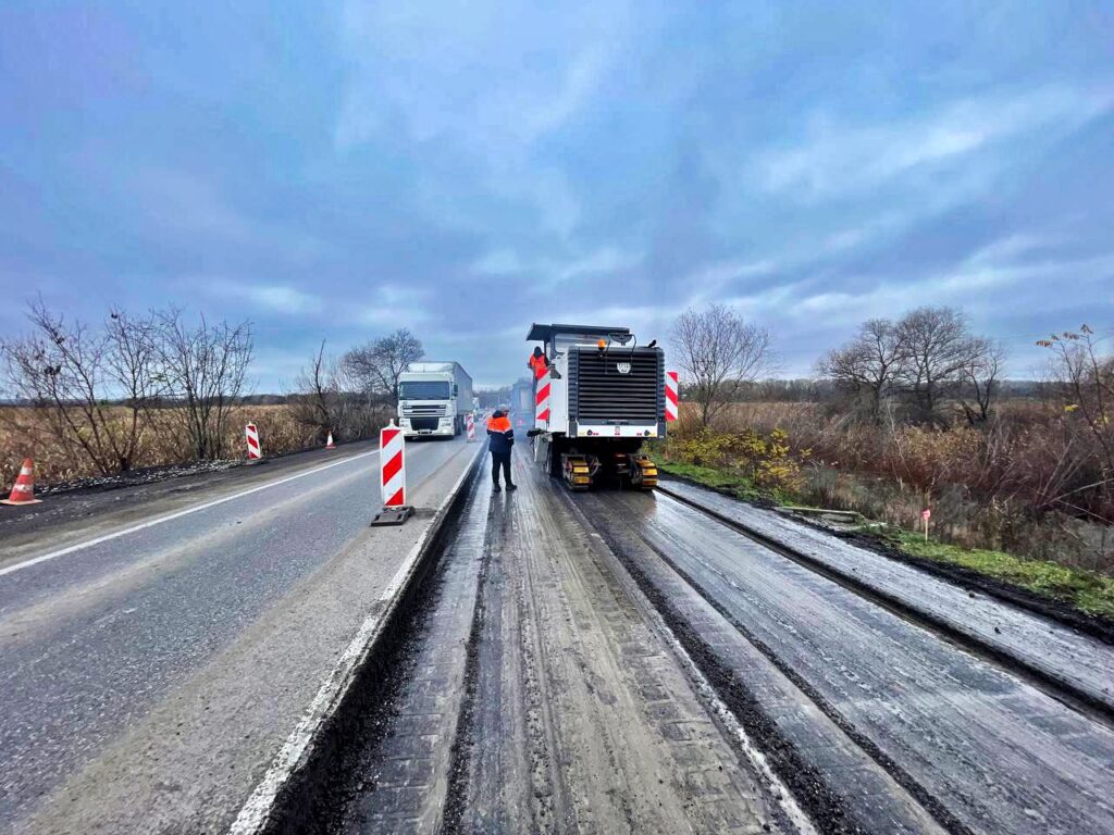 На трасі Одеса — Рені відновлюють дорожнє покриття: на одній з ділянок ускладнено рух