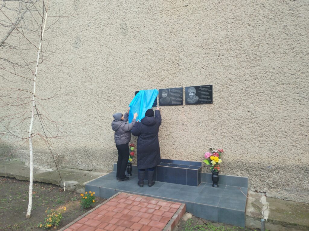 У селі Кубей на стіні навчального закладу відкрили меморіальну дошку на честь полеглого воїна-випускника