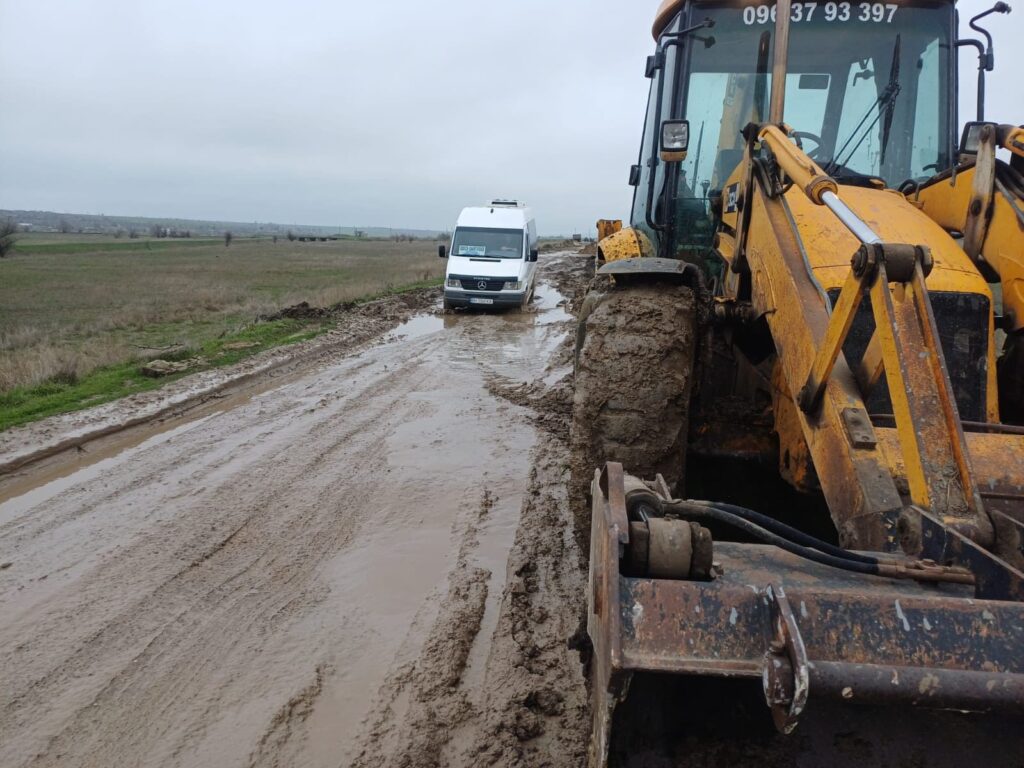Мешканці села Дмитрівка Болградського району розпочали власними силами ремонт дороги, яка майже втратила прохідність