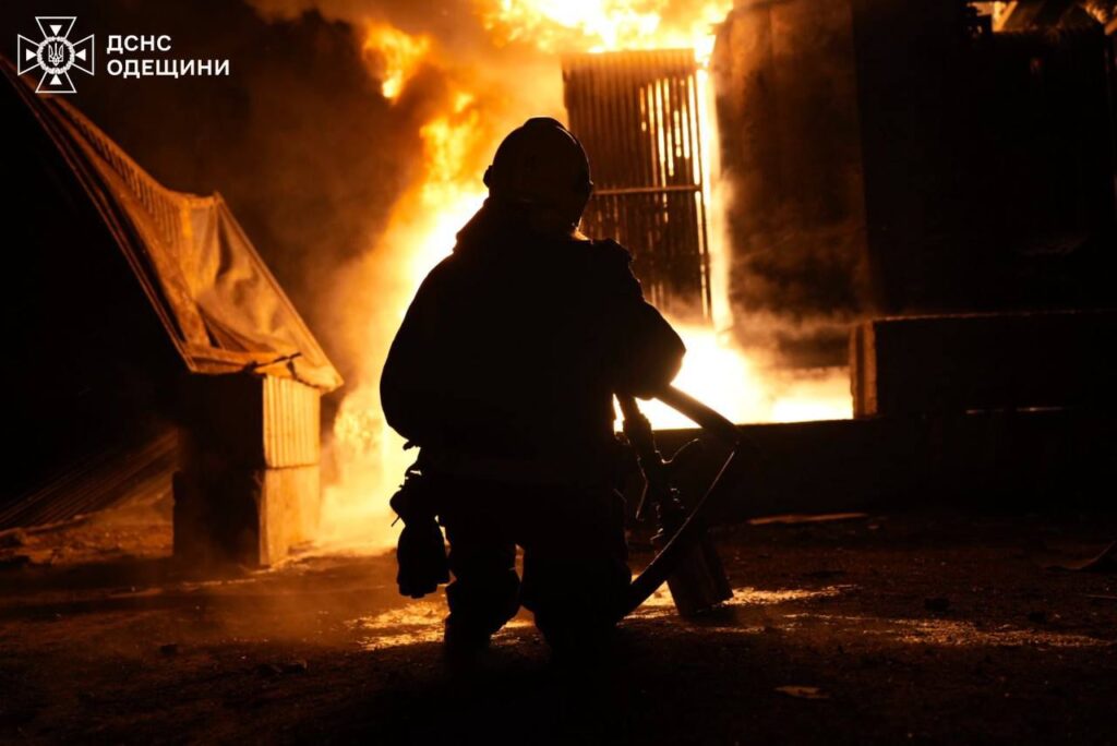 В порту на Одещині росіяни знищили близько 30 контейнерів із борошном та олією