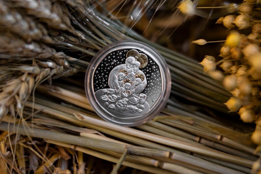 Зі срібла та з діамантом: НБУ презентував пам’ятну монету «Дух Різдва»