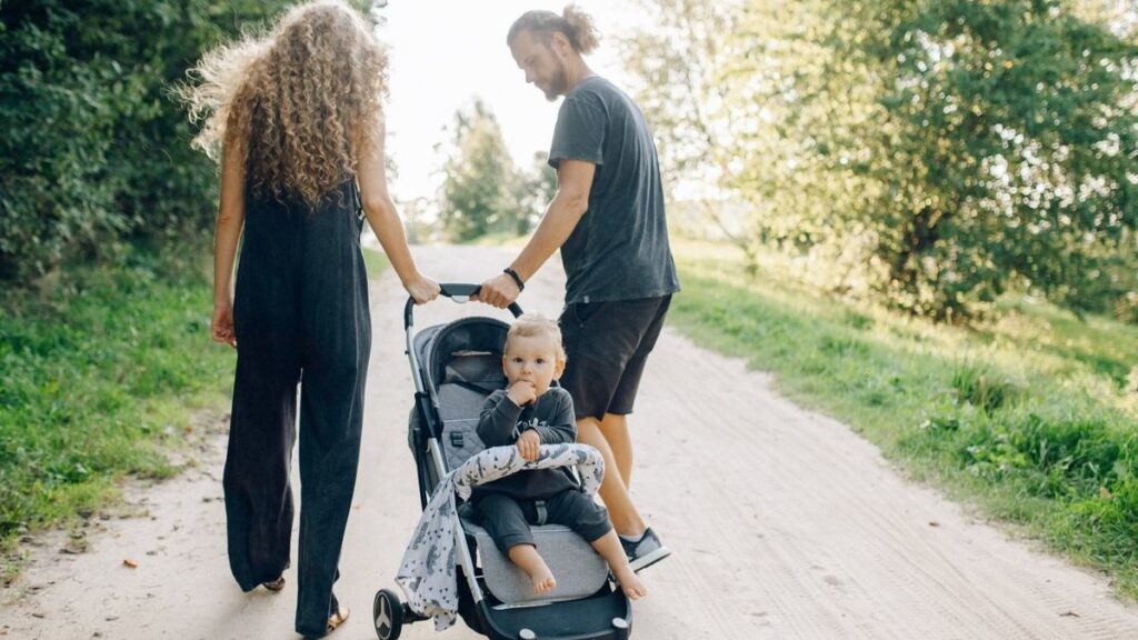 Які дитячі коляски зручні для міста і села