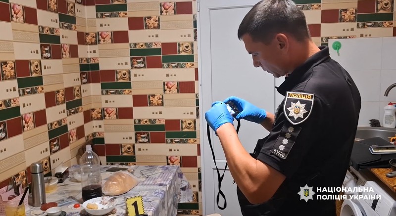 Мешканець Білгород-Дністровського району, який зарізав приятеля через розбіжності у поглядах на виховання дітей, постав перед судом