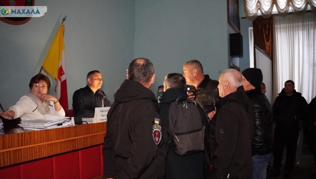 Жителі села Виноградівка Болградської громади заблокували депутатів у сесійній залі, бо хотіли бути почутими (відео)