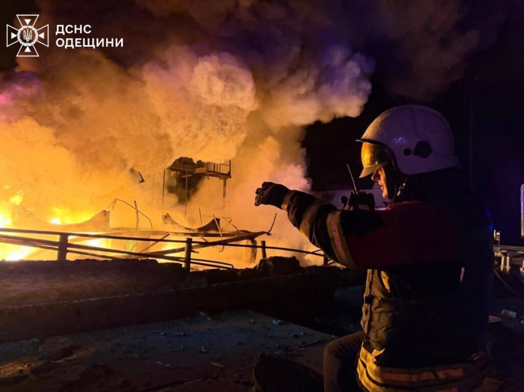 Внаслідок нічної атаки на Одещині згорів склад