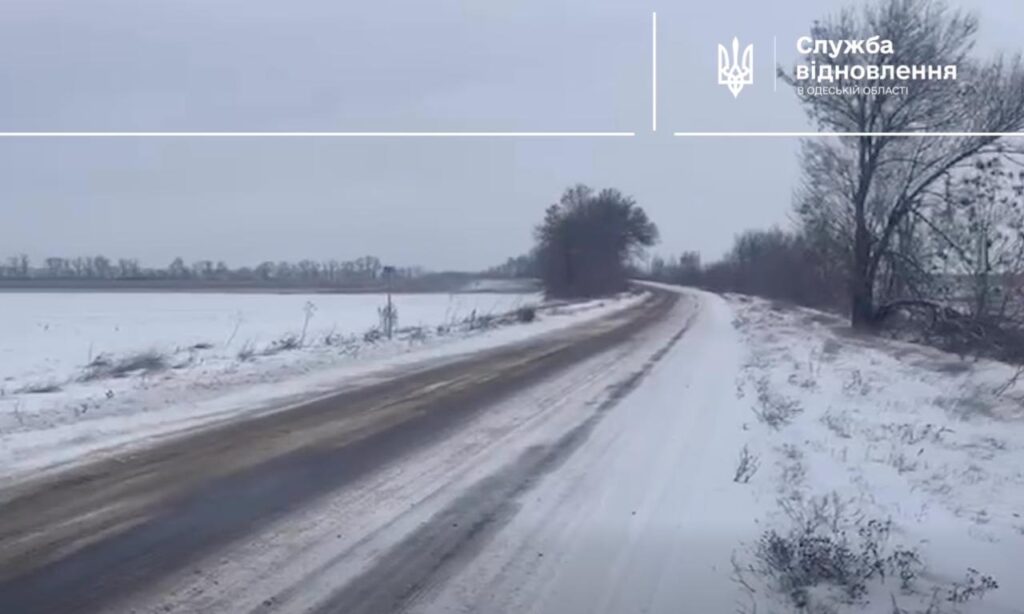 Дороги Одещини обробляються протиожеледними матеріалами: проїзд забезпечено