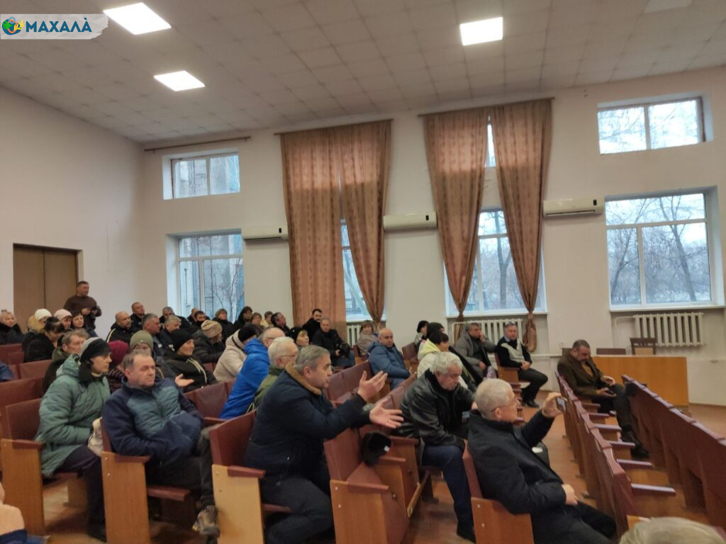 Жителі Сарати прийшли до селищної голови з питаннями щодо критичної ситуації з електроенергією та водопостачанням