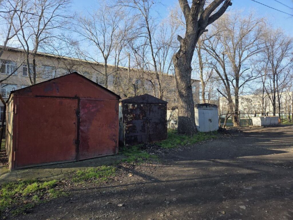 Арцизька міська рада примусово демонтує гаражі навколо школи, якщо власники не приберуть їх самостійно