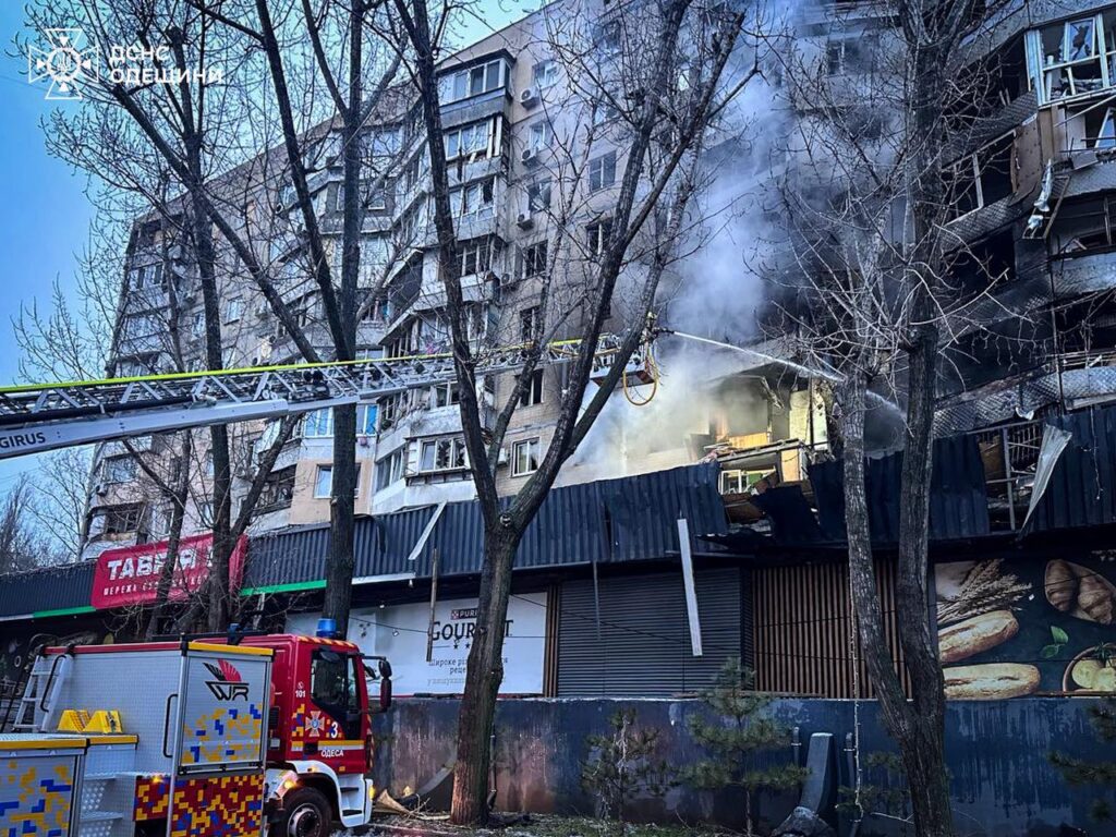 Нічна атака на Одесу: рятувальники під завалами багатоповерхівки деблокують тіла людей