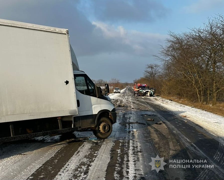 Поблизу Шабо легкове авто «влетіло» у фуру: водій загинув на місці