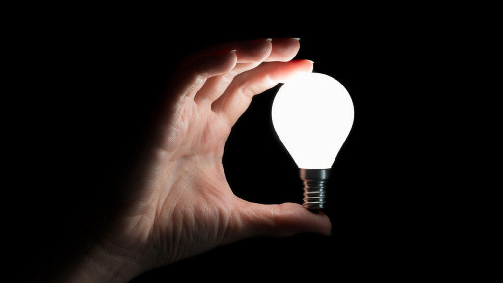 Світла менше, а рахунки більші: чому платіжки за електроенергію не зменшуються під час тривалих відключень