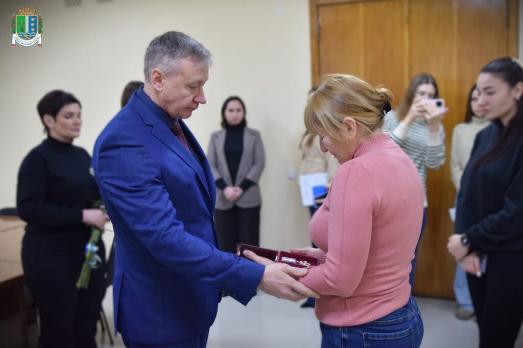 Військовослужбовця з Ізмаїльського району нагородили посмертно:  нагороду передали матері та сестрі загиблого