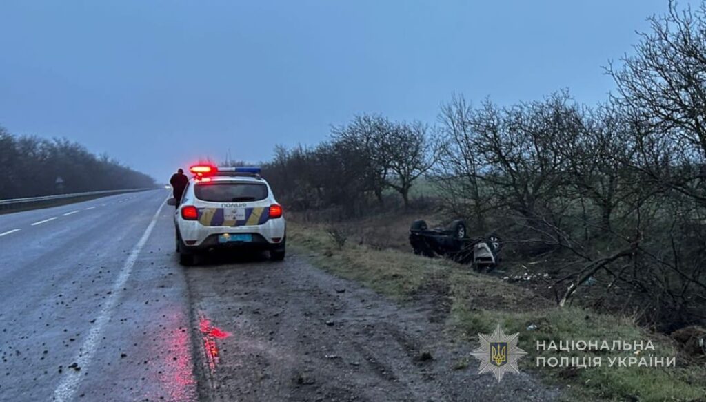 На трасі Одеса-Рені сталася ДТП: автівка перекинулася на дах
