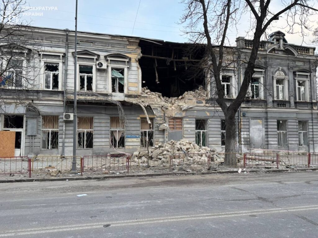 Армія РФ атакувала енергетичний обʼєкт та цивільні будинки жителів Одеського району