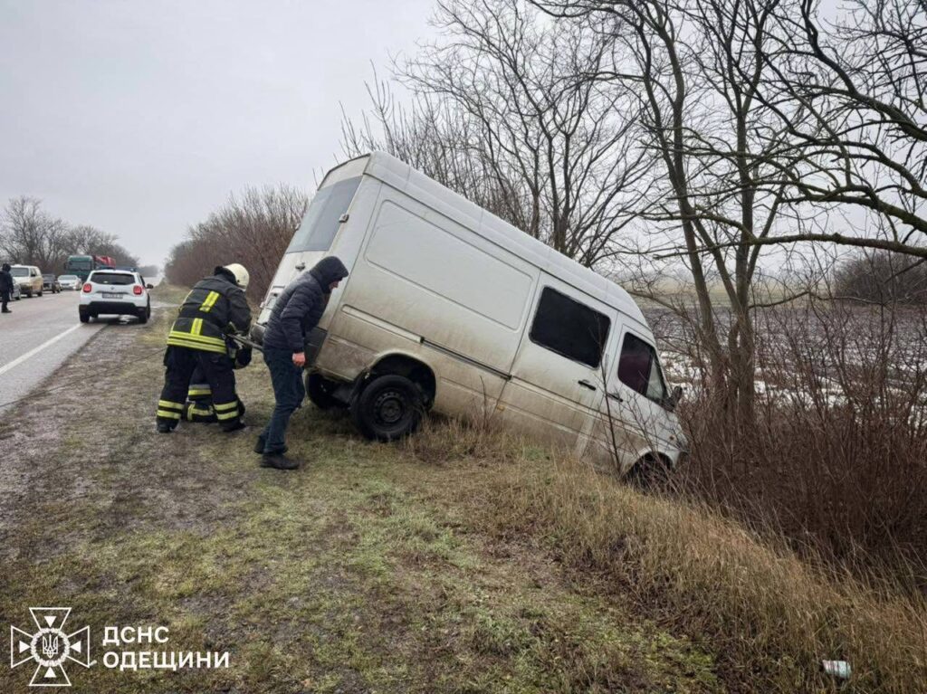 Через ожеледицю на півдні Одещини автомобілі опинилися у кюветі (Фото)