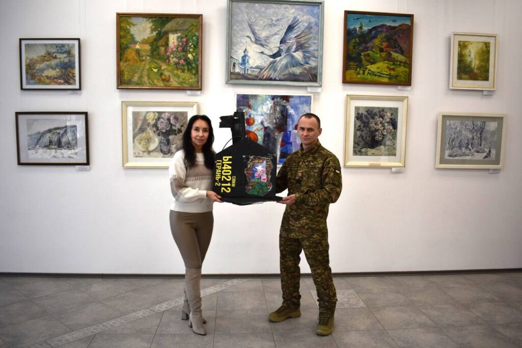 До Ізмаїльської картинної галереї передали артоб’єкт, зроблений з уламка ворожого «шахеда»