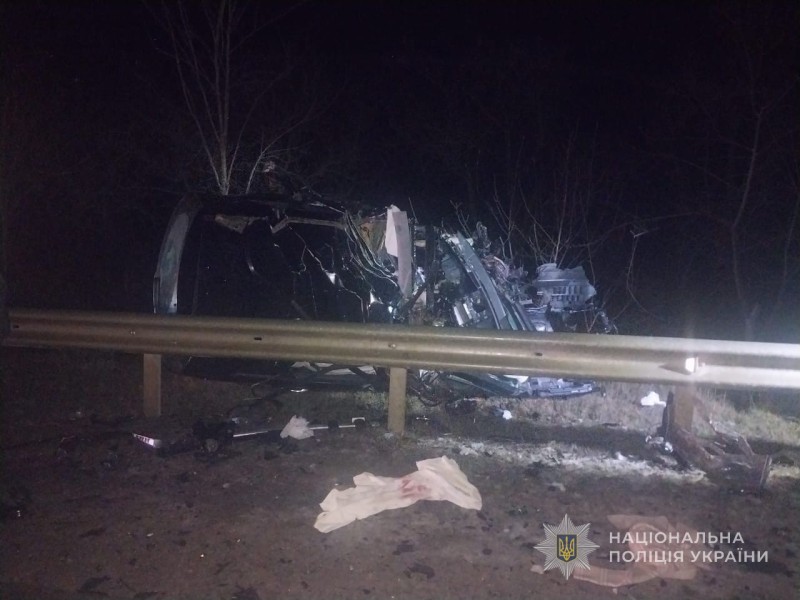 Поблизу селища Старокозаче легковик зіткнувся з вантажівкою: є загиблий (Фото)