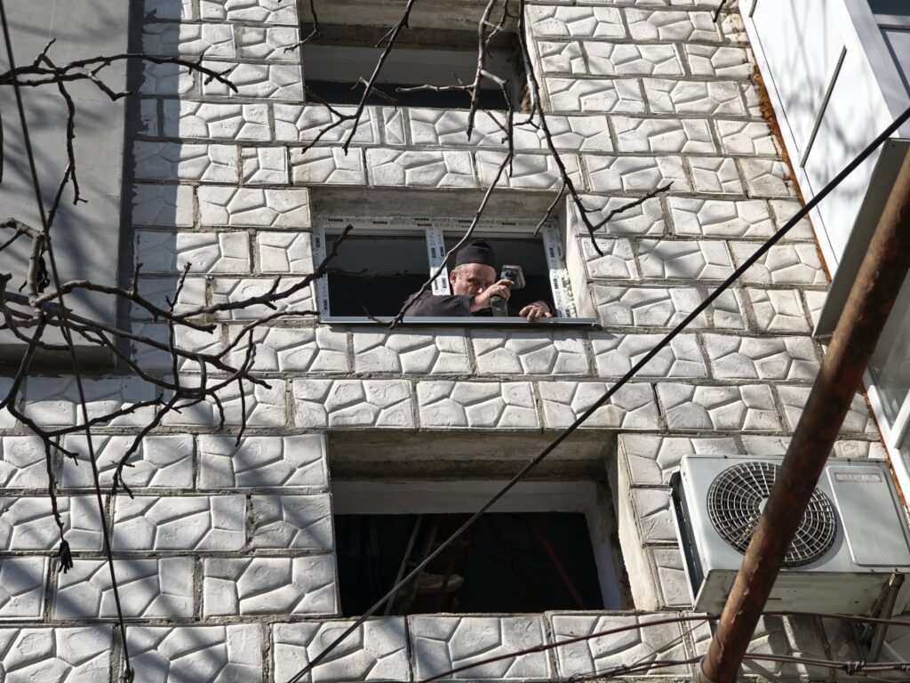 У Татарбунарах у пошкоджених ракетною атакою будівлях встановлюють нові вікна