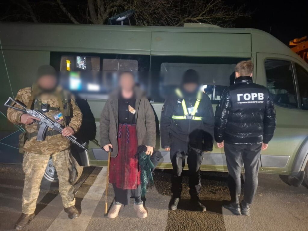 На КПП Болградського району викрили чоловіка, який намагався виїхати за кордон під виглядом пенсіонерки