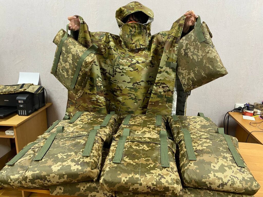 Освітяни Арцизької громади передали 45 антидронових плащів морським піхотинцям