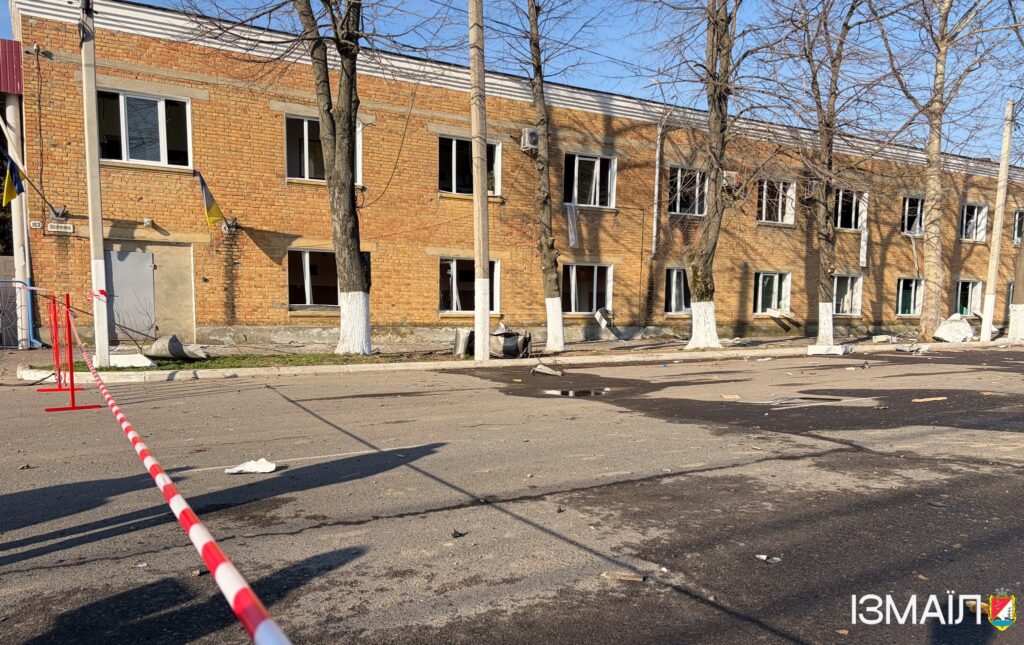 Наслідки нічної атаки на Ізмаїл: пошкоджено житлові та адміністративні будівлі (фото)
