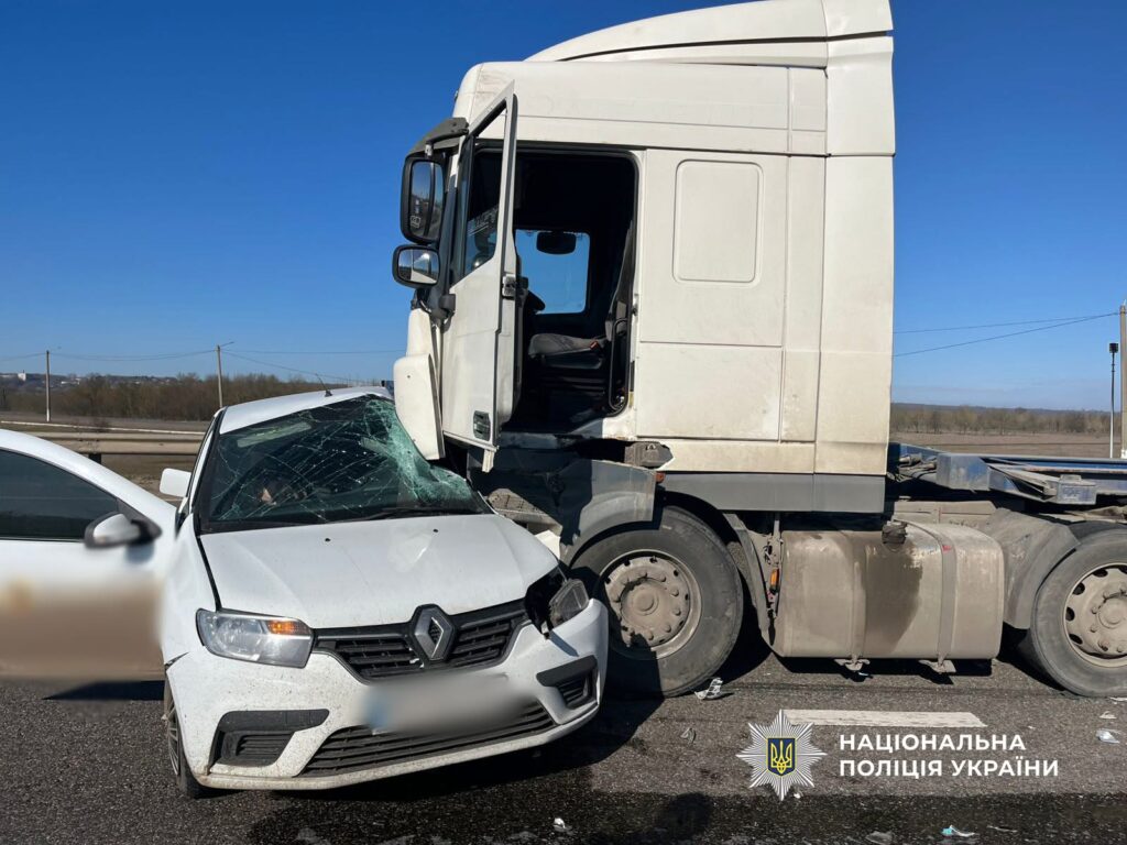 Неподалік Сарати сталася ДТП за участю легковика та вантажівки: є постраждалий