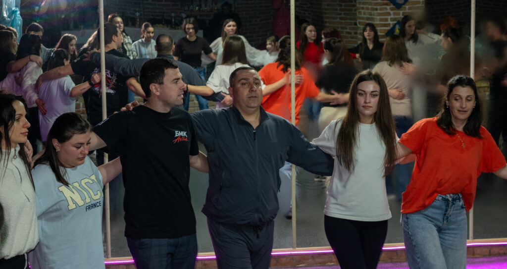 В Арцизі майстер-клас із болгарського хоро зібрав майже сотню учасників