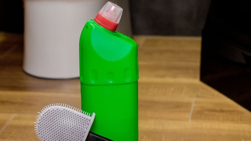 Який гель для унітазу справді зручний у прибиранні