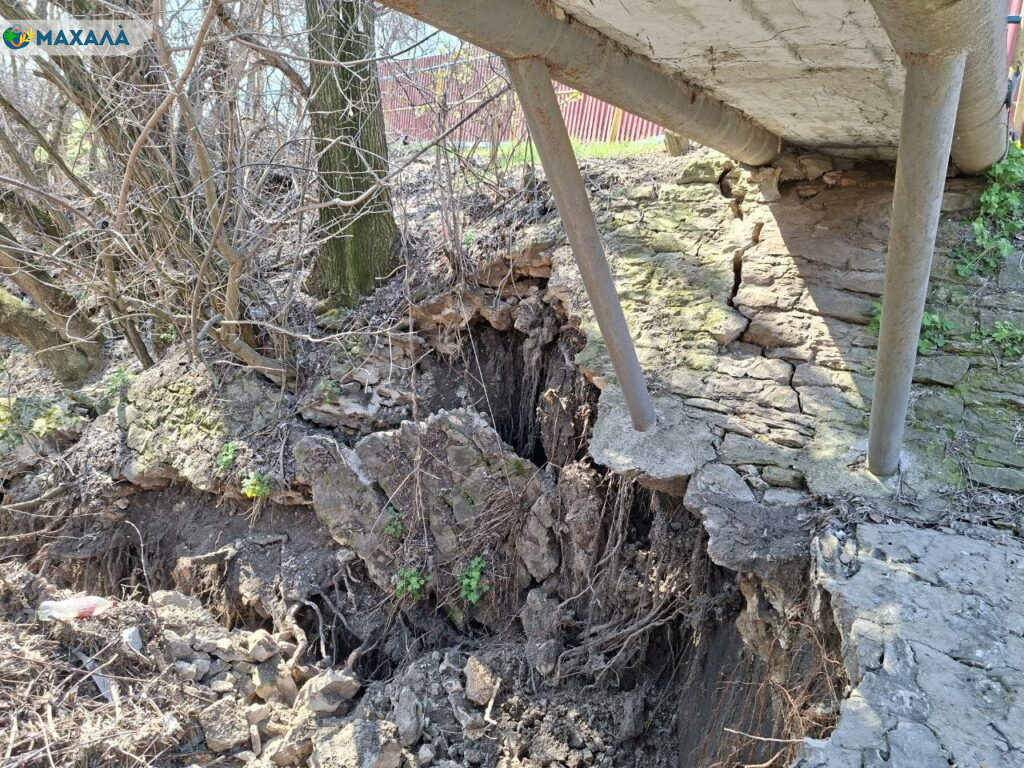 Міст та доріжка через яр на вулиці Інзовська в Болграді знову руйнуються через зсув грунту