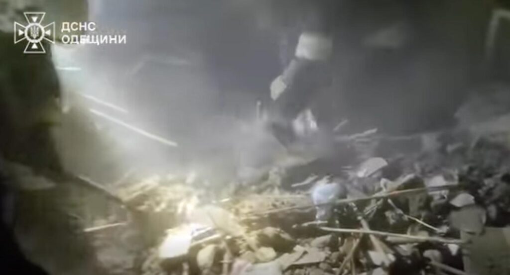 Рятувальники витягли з-під завалів двох людей у Білгороді-Дністровському