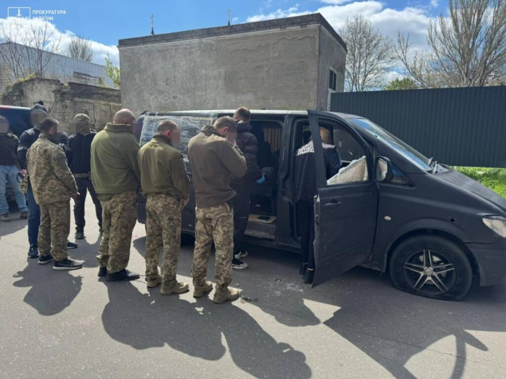 Викрали чоловіка, били та вимагали гроші: в Одесі затримали працівників ТЦК