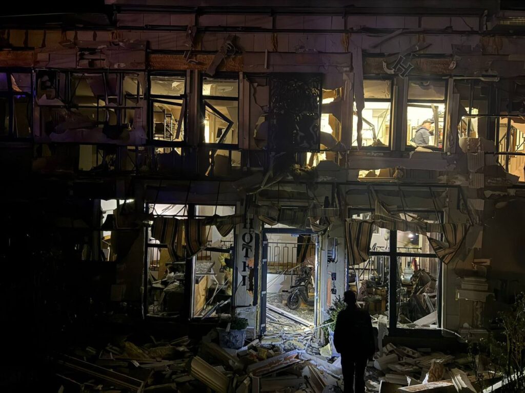 В Одесі внаслідок атаки є пошкодження у трьох районах міста