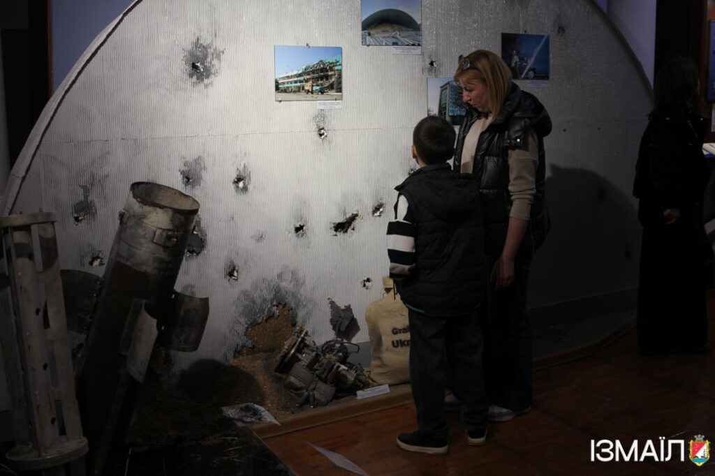 «Дерево пам’яті» і Книга героїв: в Ізмаїлі відкрили виставку до 12-річчя боротьби за Незалежність України