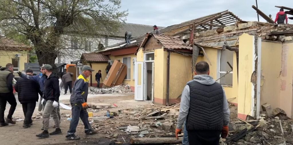 Жителі Ізмаїла розбирають завали у районній лікарні, яка постраждала внаслідок нічної атаки (відео)