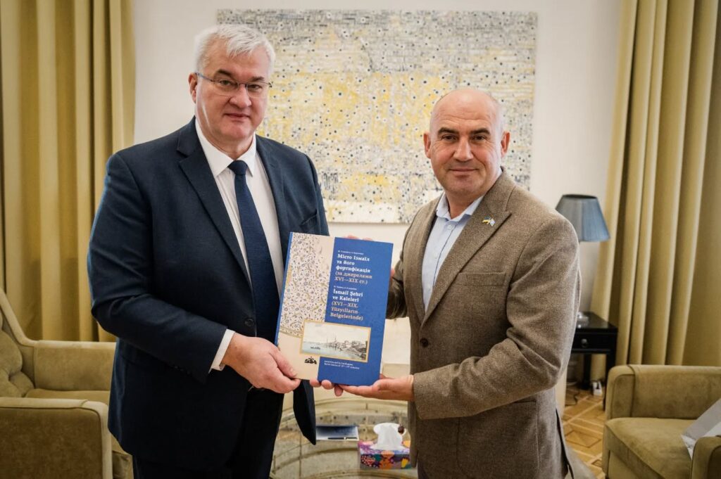 Спільнота гагаузів України подарувала Міністру закордонних справ книгу про історію Ізмаїла