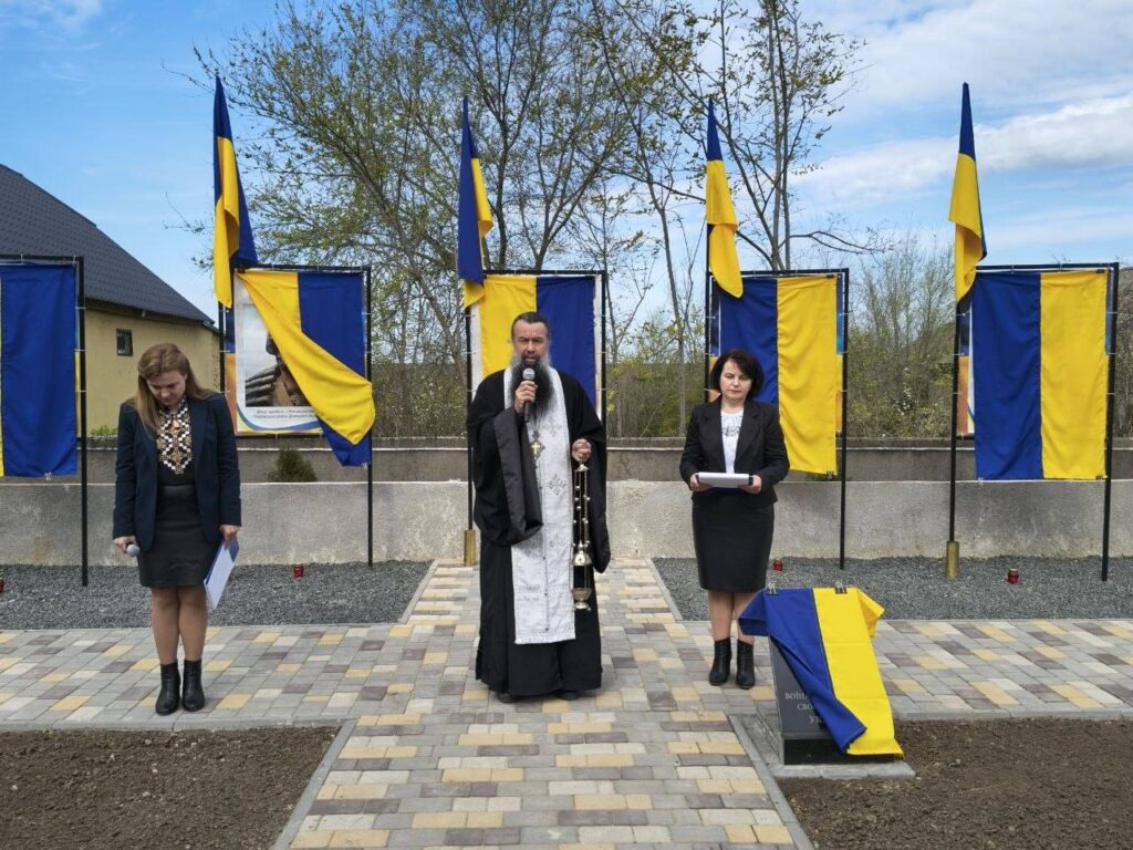 У Татарбунарській громаді відкрили Алею Слави в памʼять про девʼятьох загиблих на війні земляків