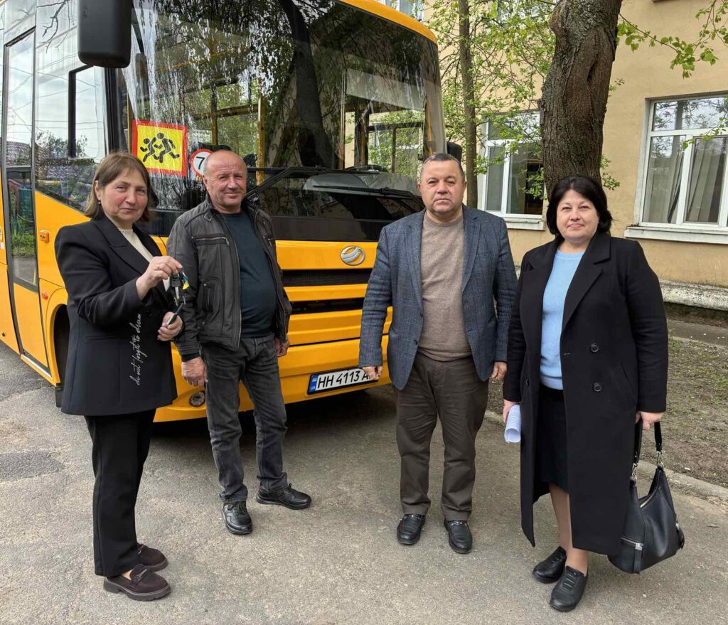 Один з навчальних закладів Бессарабської громади отримав новий шкільний автобус