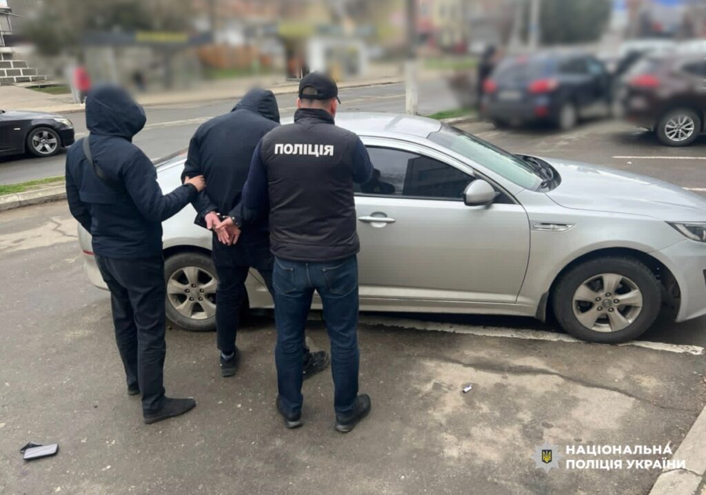 3 000 доларів за зникнення з розшуку та відстрочку: офіцер Білгород-Дністровського ТЦК та СП організував корупційну схему