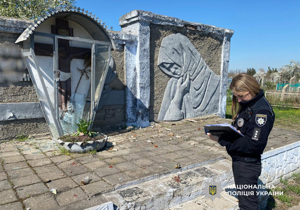 У Кілії невідомі пошкодили пам’ятники на кладовищі: поліція проводить перевірку