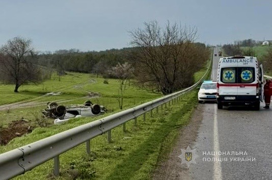 ДТП на трасі Одеса-Рені: авто зʼїхало в кювет, є постраждалі