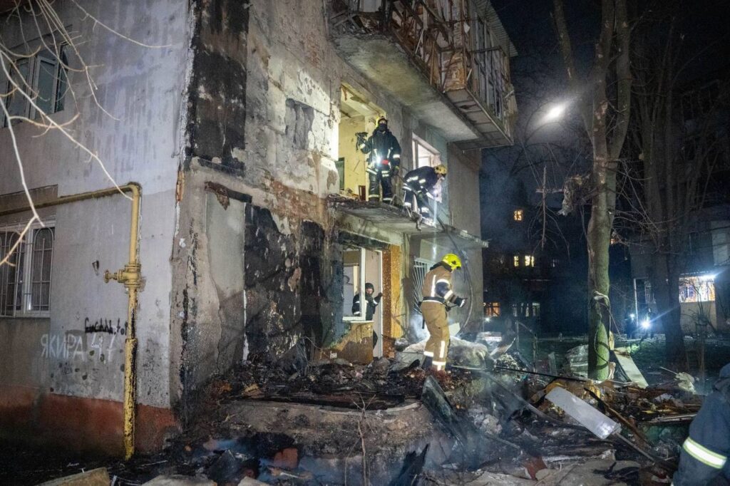 Внаслідок атаки на Одесу пошкоджено житловий будинок: 20 осіб евакуювали