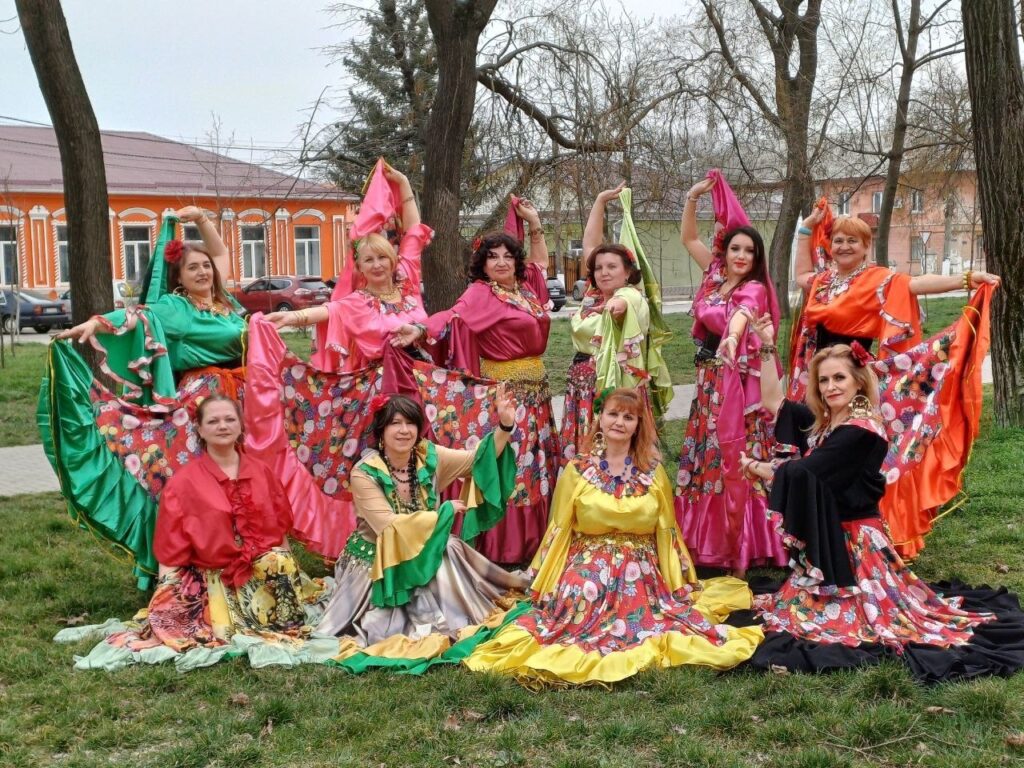 Вогонь у серці та танці: як переселенка з Миколаївської області створила у Рені ромський ансамбль