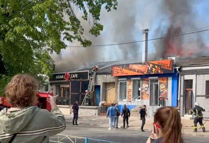 В центрі Ізмаїла сталася пожежа: на місці працюють рятувальники
