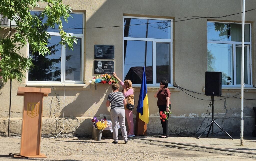 У Василівській громаді на стіні навчального закладу відкрили меморіальні дошки на честь полеглих земляків